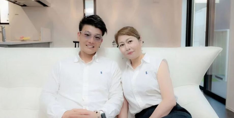 Пара з великою різницею у віці, чоловік одружився з матір'ю своєї колишньої однокласниці