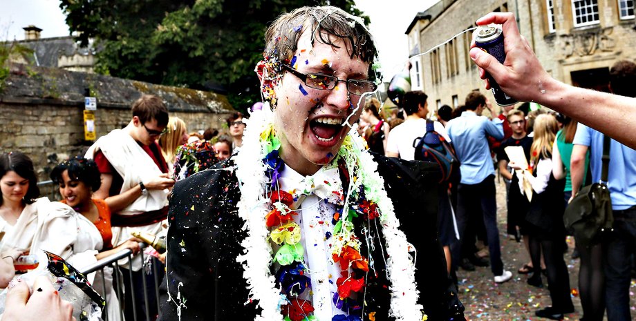 Студенты Оксфорда празднуют сдачу экзаменов / Фото: blogs.ft.com