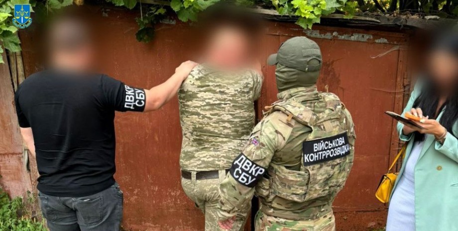 They detained the employee of the military enlistment office while receiving fun...