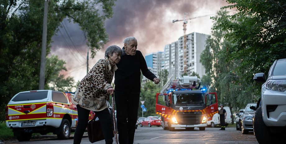 Пожилые люди в Киеве убегают от пожара и взрывов из-за ночного обстрела 4 июля