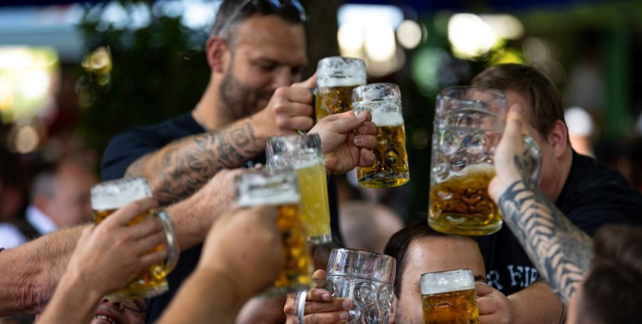 Люди с бокалами пива Пиво, бокалы