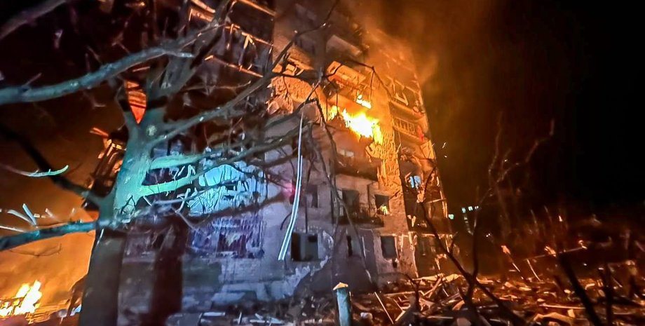 Наслідки нічного удару ЗС РФ по багатоповерхівці у Балаклії