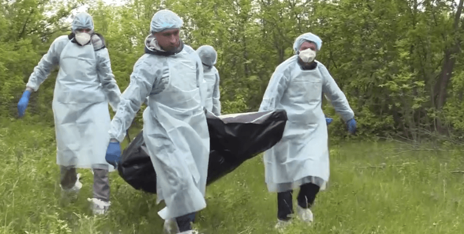 Пленные собирают тела погибших. ВСУ