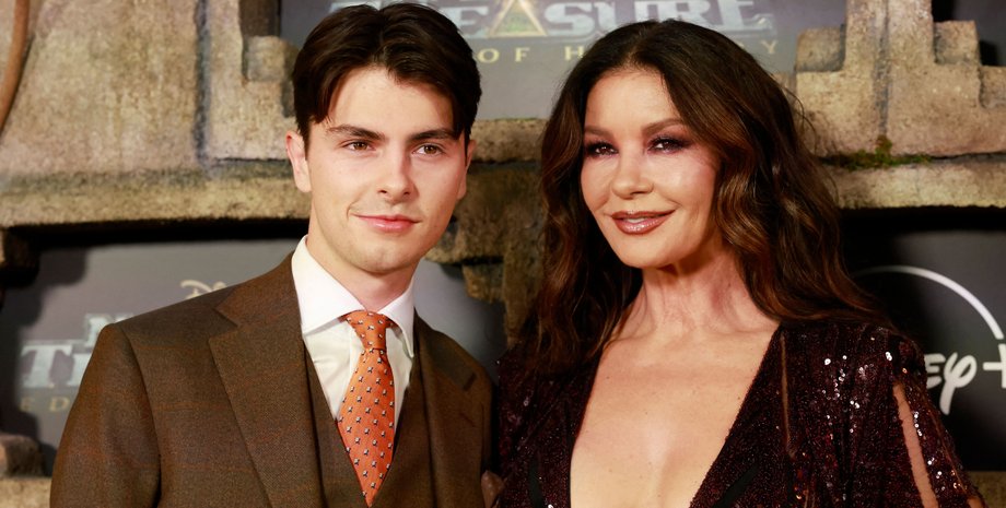 Кэтрин Зета-Джонс с сыном