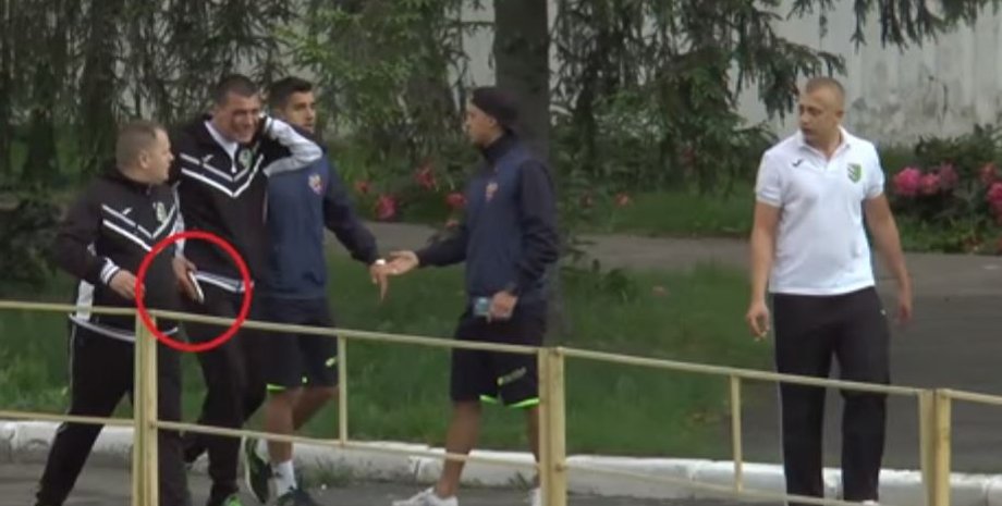 Избитый директор ФК "Полтава" с пистолетом / Скриншот видео, ЛТАВА