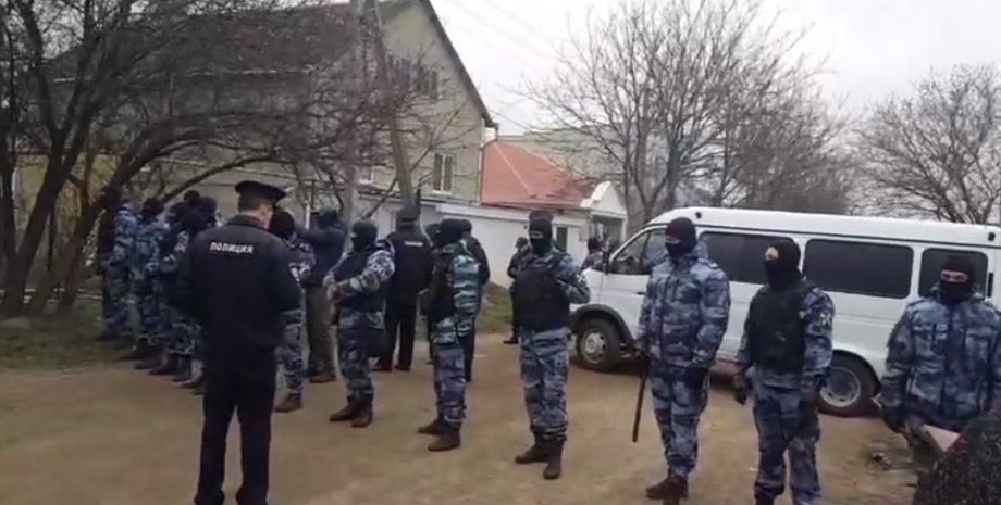 Задержание одного из крымскотатарских активистов / скриншот видео (архив)