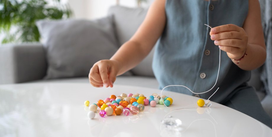 Девочка продавала браслеты ручной работы ради мечты: результат поразил сеть