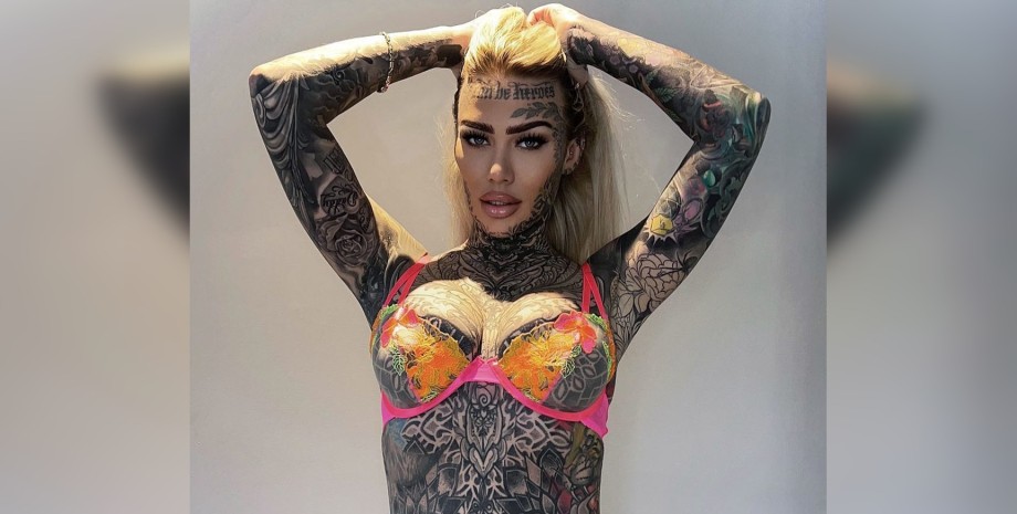 Одна з найбільш татуйованих жінок у світі