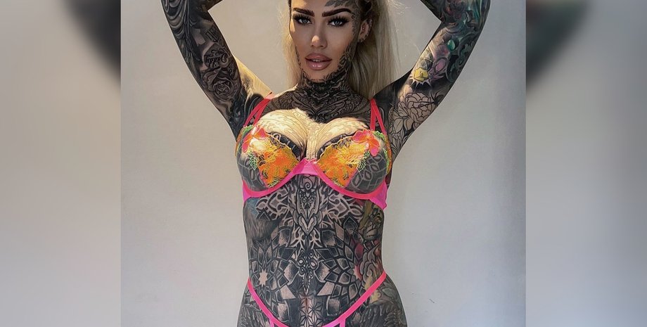 Одна из самых татуированных женщин в мире