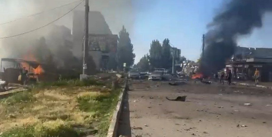 Доброполье пострадало от удара российской авиаракеты, в результате чего погибли люди и полностью разрушены здания