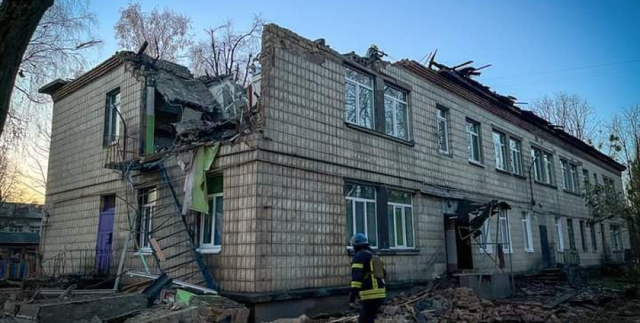 разрушенный дом, последствия атаки БПЛА в Киеве, спасатели