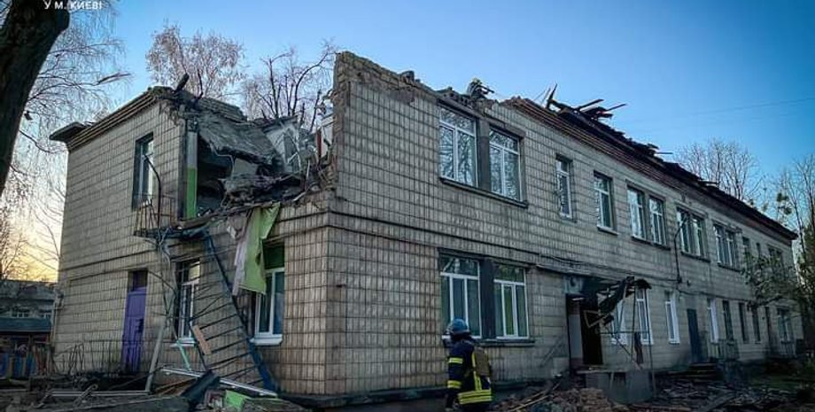 зруйнований будинок, наслідки атаки БПЛА у Києві, рятувальники