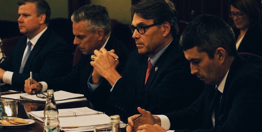 Рик Перри (в центре)/Фото: twitter.com/SecretaryPerry