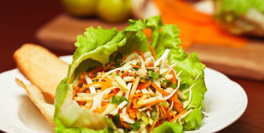 салат из сельдерея, салат из яблок, весенний салат, кулинария