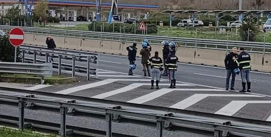 Драка футбольных фанатов в Италии, фанаты подрались, фанаты наполи, фанаты рома, футбольные ультрас драка