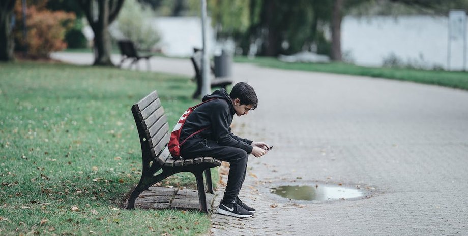 Школьник, школа, ученик, странное имя, Слава Богу, учительница, парк, необычное имя, имя ребенка,