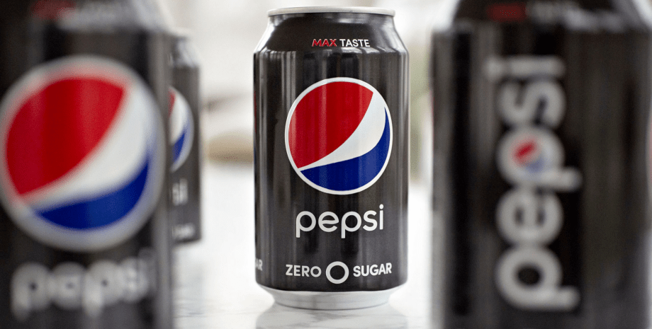 Pepsi в банках, дівчина залежна від Pepsi, любителька Pepsi, Pepsi, випиває по 2 літри щодня, газований напій