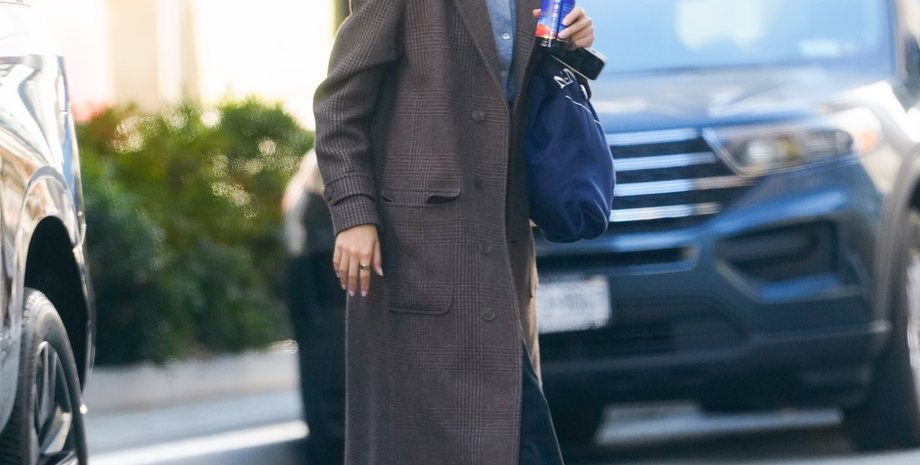 Кайя Гербер, Кайя Гербер стиль, Кайя Гербер остін батлер, стильне пальто, пальто на зиму 2023, донька сінді кроуфорд