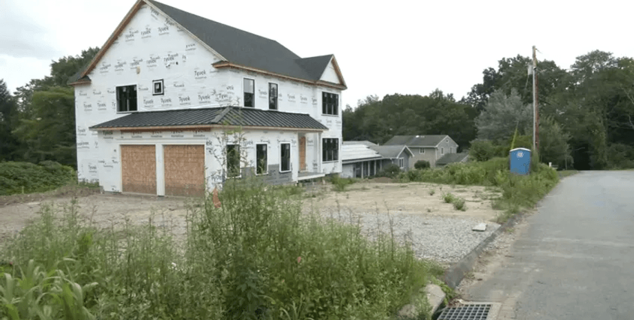 Будинок на чужій ділянці, ділянка, чужа земля, земельний спір, новобудова, махінації із землею, продали чужу ділянку