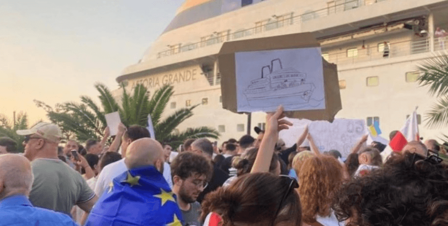 Акция против лайнера Astoria Grande