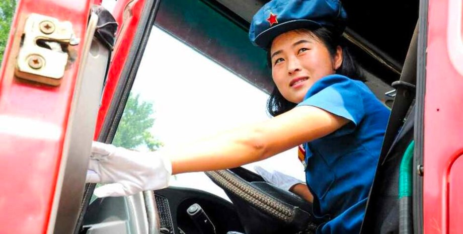 Женщинам в КНДР разрешили водить машину