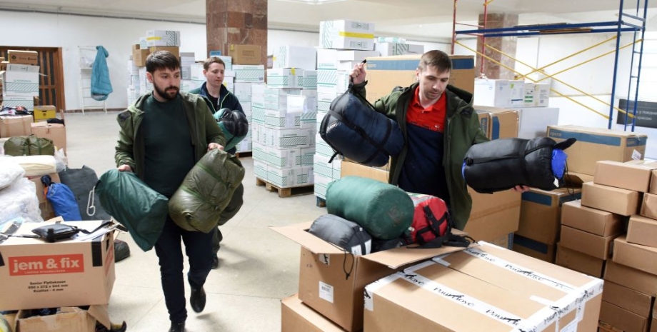 Волонтеры распределяют гуманитарную помощь для бойцов ВСУ и украинцев, которые покинули свои дома из-за войны