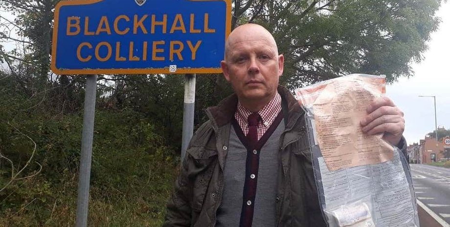 Детектив-констебль Джон Форстер с очередной пачкой денег от анонима. Фото: PA