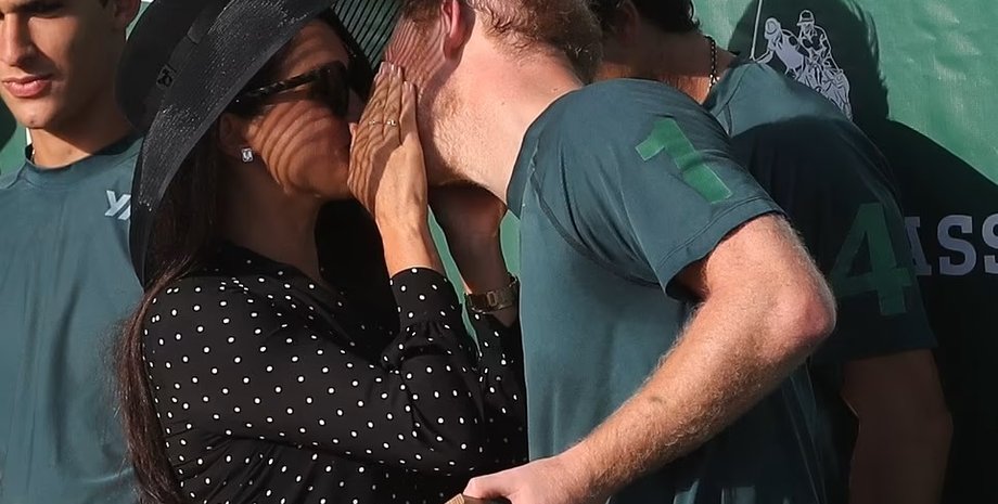 Меган Маркл целует принца Гарри, поцелуй принцессы дианы и принца чарльза в 1985, меган маркл и принц гарри в США