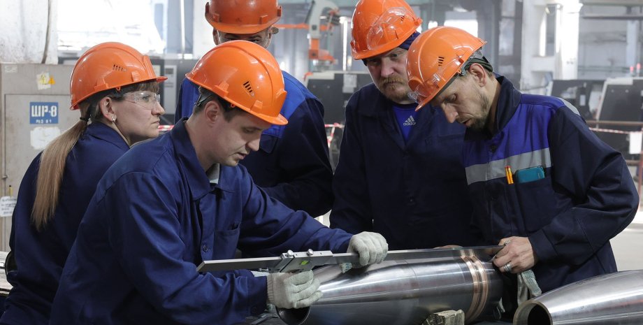 Рабочие на предприятии Бизнес и отдельные компании тестируют сокращенный формат рабочей недели