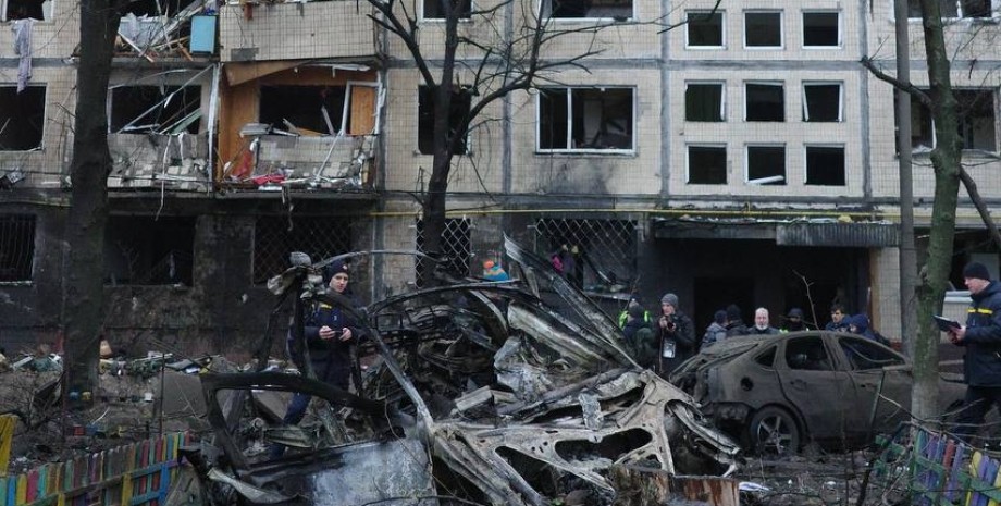 Київ, ракетний удар, пошкоджені будинки, війна в Україні, вторгнення Росії