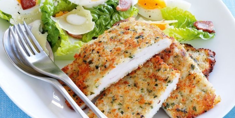 шницель из курицы шницель, тарелка, столовые приборы