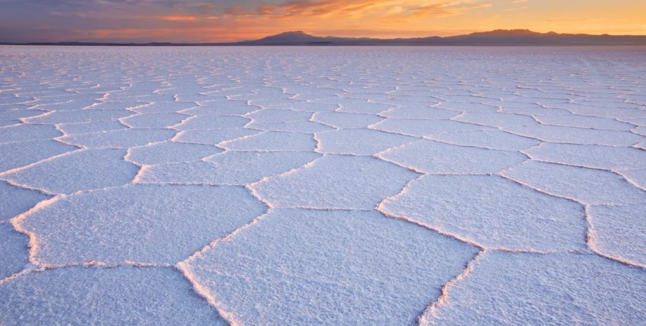 Самые соленые соты на Земле порой превращаются в гигантское озеро солончак, соленые соты, соленая корка