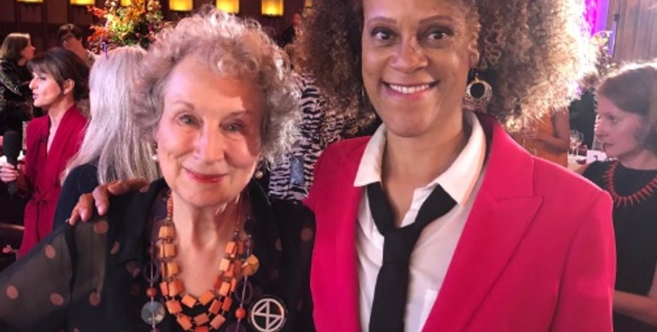 Маргарет Этвуд и Бернардин Эваристо. Фото: Twitter/@MargaretAtwood