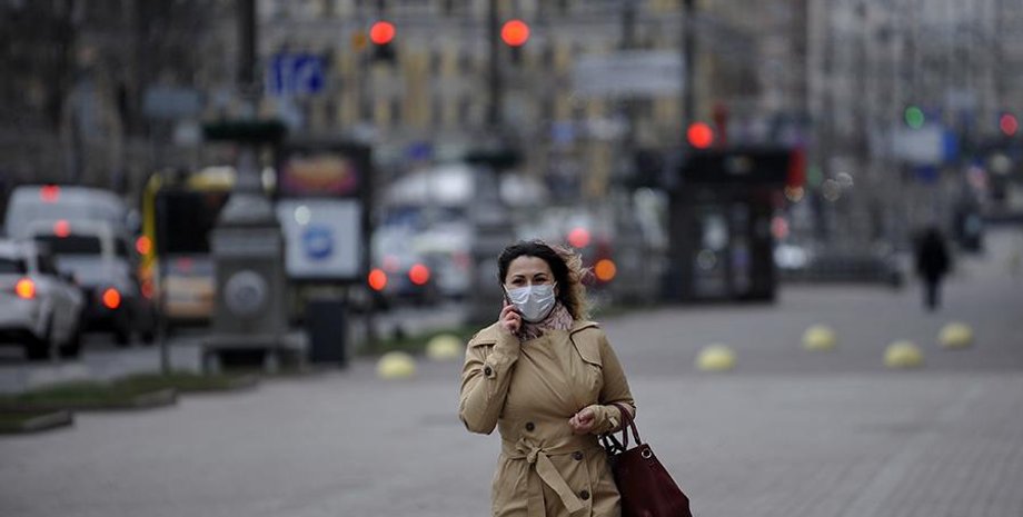 Девушка в маске, локдаун в Киеве