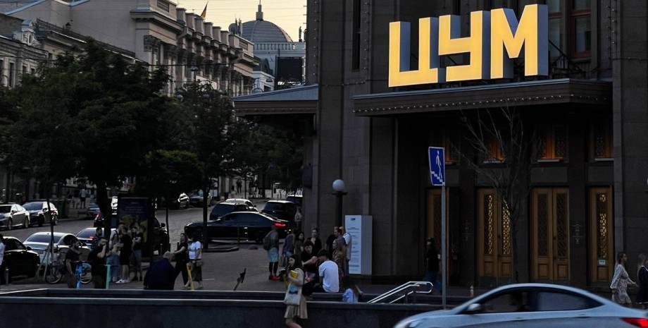Перехожі на вулицях столиці України