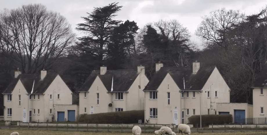 Заброшенный военный поселок в Британии, поселение, поместье, жилой район, военная база, руины, заброшенный городок,