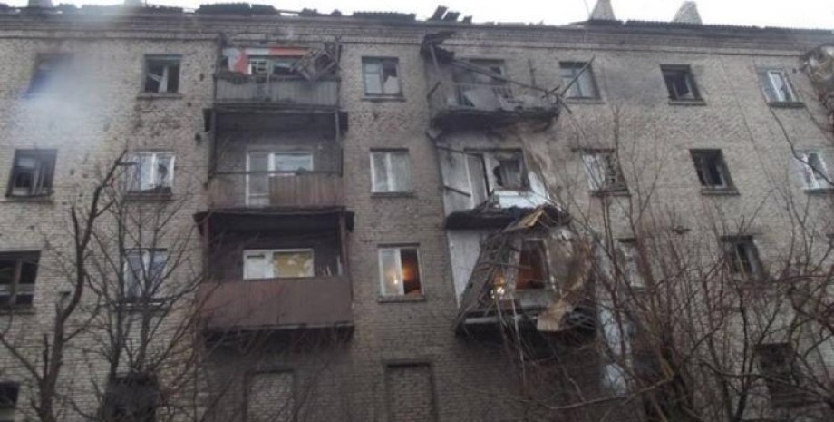 Дом в Саханке после попадания снаряда РСЗО "Град" / Фото из открытого источника