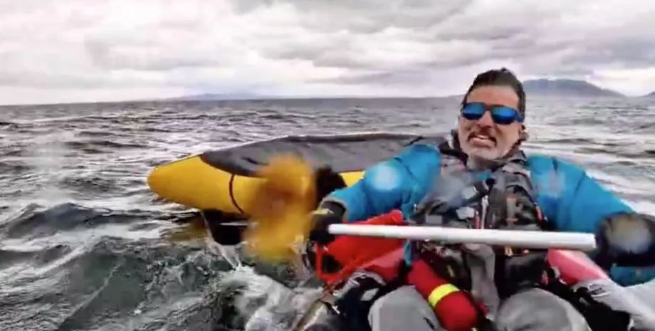 Кит проглотил мужчину, который плыл на байдарке, он выжил и рассказал о том, что видел, курьезы, приколы, интересности