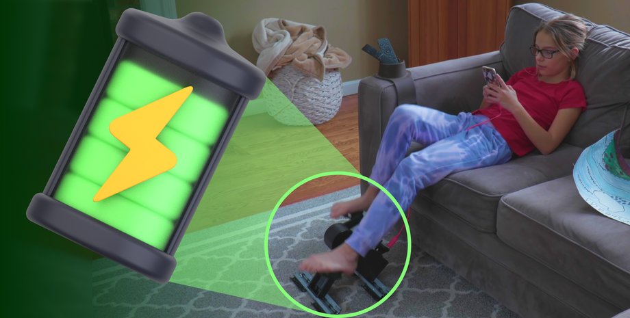 Девушка заряжает смартфон с помощью педального генератора