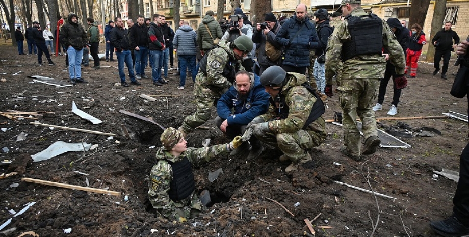 Les journalistes soulignent que le bombardement des Russes de Kharkiv a considér...