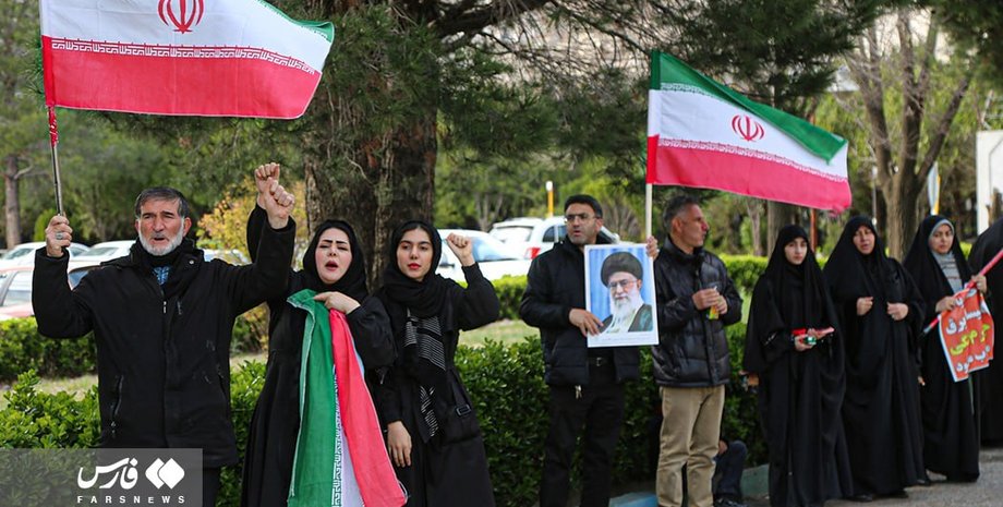 В Иране выстроились в живую цепь