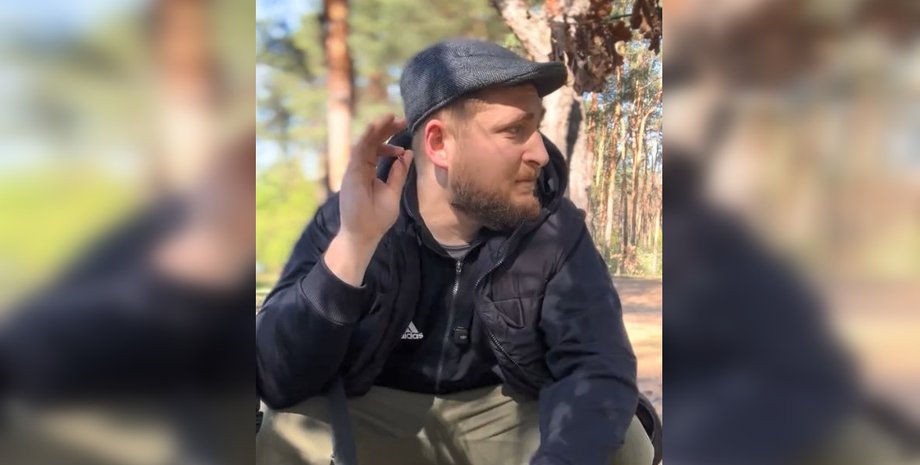фото людини, яка присіла на корточках на природі
