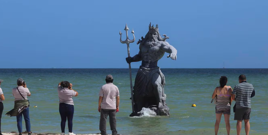 Статуя Посейдона в Мексиці, грецький бог, бог морів і океанів, грецьке божество, конфлікт богів, монумент у морі, тризуб