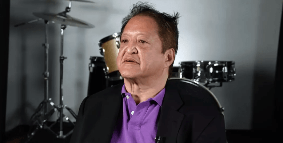 Терранс Ватанабе під час інтерв'ю, де він говорить про проблеми з азартними іграми та алкоголем