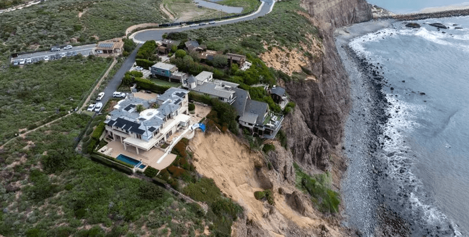 Дом рядом с морем, дом свисает со скалы, особняк, дом над океаном, океан, эрозия берега, береговая линия, безопасное жилье