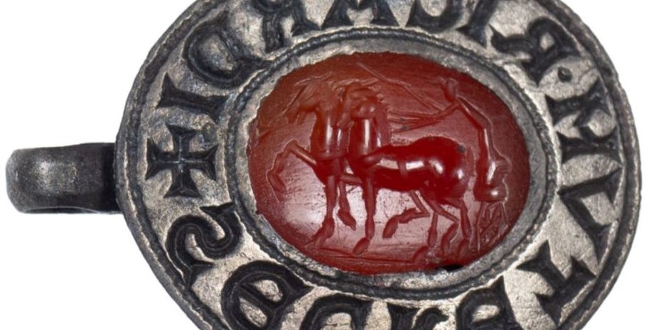 исследователи обнаружили средневековую серебряную печать с римской геммой