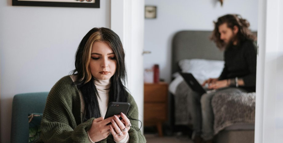 Secondo il giovane, la ragazza insegna la situazione come se all'inizio non aves...