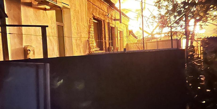 Пожар в Херсоне, РФ обстрел Херсона, Херсон взрывы, Херсон авиабомбы, Херсон дроны, ночной обстрел Херсона