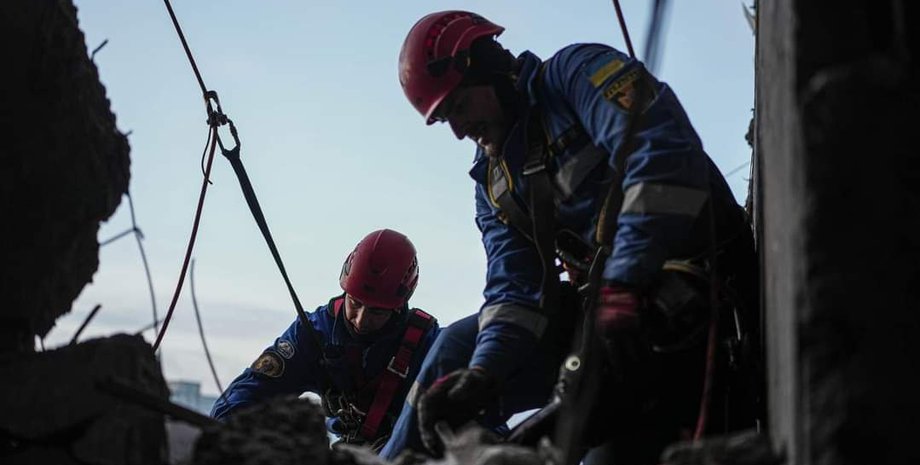 умань спасатели, умань гсчс, умань ракетный обстрел, умань ракетный удар, умань 28 апреля