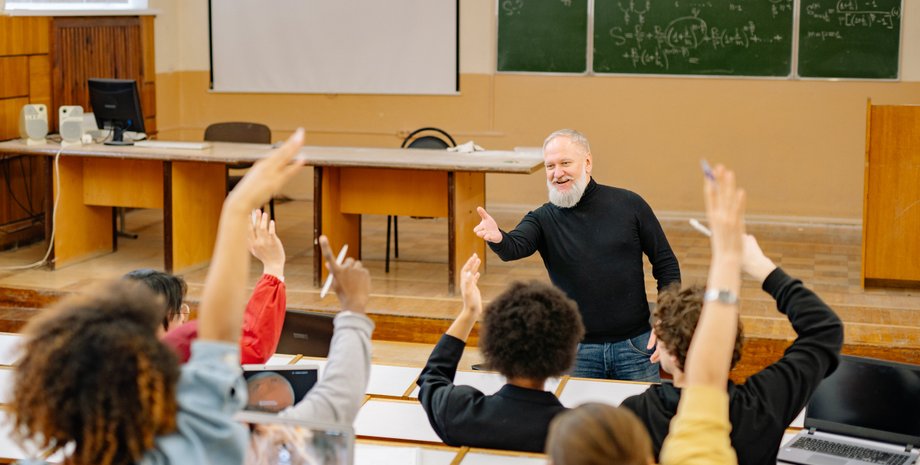 Підвищення зарплат викладачів - Кабмін прийняв поправку до бюджету 2026 - деталі Викладач